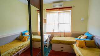 Хостелы City Hostel Panorama Ужгород Односпальная кровать в общем номере с 2 кроватями-5